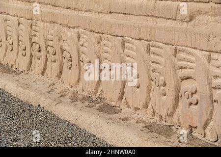 Panorama der lehmwände und Dekorationen in der archäologischen Stätte von Chan Chan, die von der Chimu-Zivilisation in der Nähe von Trujillo, Peru, angefertigt wurde Stockfoto