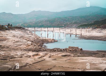 Das spanische Unterwasser-Dorf Aceredo erscheint alle paar Jahre, wenn der Wasserstand niedrig ist, wieder als spanisches 'Pueblo' Stockfoto