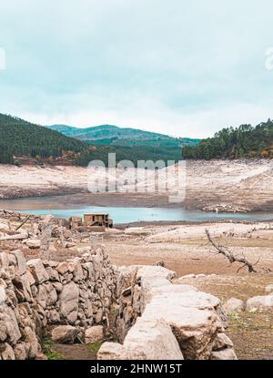 Das spanische Unterwasser-Dorf Aceredo erscheint alle paar Jahre, wenn der Wasserstand niedrig ist, wieder als spanisches 'Pueblo' Stockfoto