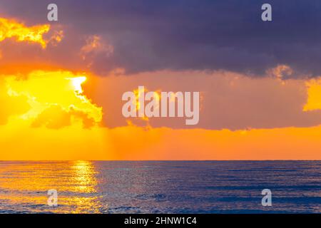 Goldene Farben des schönsten Sonnenuntergangs am Strand von Ialysos auf der griechischen Insel Rhodos. Stockfoto