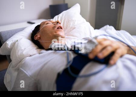 Behandlung Von Apnoe-Schlafstörungen Im Krankenhaus. Man Therapy Stockfoto