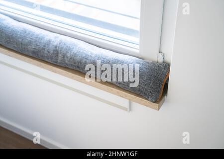 Entwurf der Abstreifdichtung unter Fenster blockieren kalte Luft von Unterwegs Stockfoto