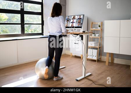 Videokonferenz Mit Elektrisch Verstellbarem Stehtisch Stockfoto