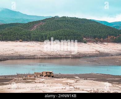 Das spanische Unterwasser-Dorf Aceredo erscheint alle paar Jahre, wenn der Wasserstand niedrig ist, wieder als spanisches 'Pueblo' Stockfoto