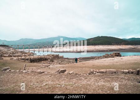 Das spanische Unterwasser-Dorf Aceredo erscheint alle paar Jahre, wenn der Wasserstand niedrig ist, wieder als spanisches 'Pueblo' Stockfoto