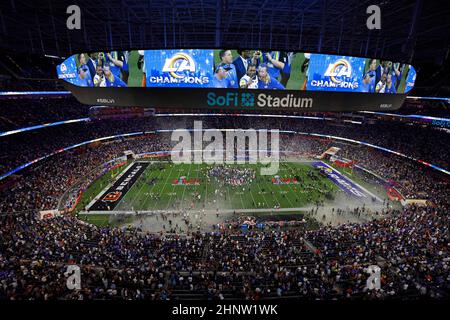 Inglewood, Kalifornien, USA. 13th. Februar 2022. Gesamtansicht des Feldes nach dem Super Bowl 56 LVI NFL Fußballspiel zwischen den Los Angeles Rams und den Cincinnati Bengals im SoFi Stadium in Inglewood, Kalifornien. Charles Baus/CSM/Alamy Live News Stockfoto