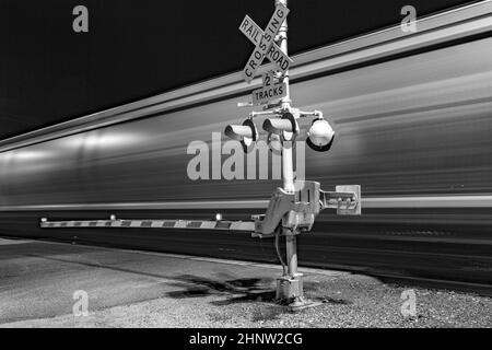 Bahnübergang bei Nacht mit Schild in kingman Stockfoto