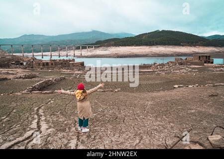 Das spanische Unterwasser-Dorf Aceredo erscheint alle paar Jahre, wenn der Wasserstand niedrig ist, wieder als spanisches 'Pueblo' Stockfoto