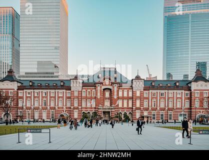 Bahnhof Tokio, Japan, Großstadtbahnhof, Sonnenuntergang in Tokio Stockfoto