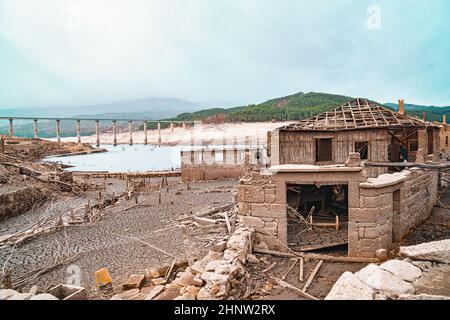 Das spanische Unterwasser-Dorf Aceredo erscheint alle paar Jahre, wenn der Wasserstand niedrig ist, wieder als spanisches 'Pueblo' Stockfoto