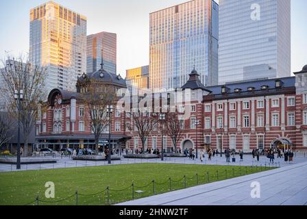 Bahnhof Tokio, Japan, Großstadtbahnhof, Sonnenuntergang in Tokio Stockfoto