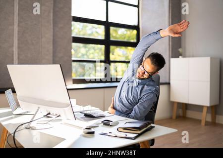 Stretch-Training Am Office Business Desk Stockfoto