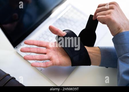 Pain Relief Bandage Und Handgelenkschlaufe. Schmerzen Im Wok Stockfoto