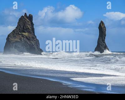 Stürmischer, launischer Tag am schwarzen Sandstrand Reynisfjara im Süden Islands, Europa, riesige Wellen am Atlantik Stockfoto