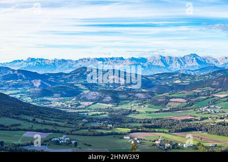 Skyline von Seyne les Alpes in der französischen Region Provence Alpes de Haute Stockfoto