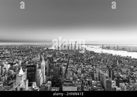 Refl. Blick auf die Skyline von New York bei Nacht Stockfoto