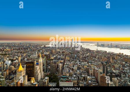 Refl. Blick auf die Skyline von New York bei Nacht Stockfoto