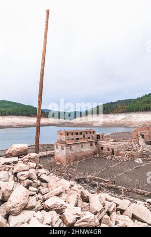 Das spanische Unterwasser-Dorf Aceredo erscheint alle paar Jahre, wenn der Wasserstand niedrig ist, wieder als spanisches 'Pueblo' Stockfoto