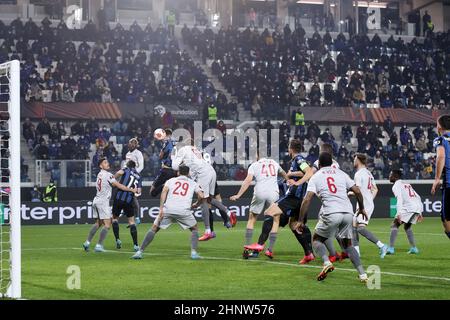 Bergamo, Italien, 17. Februar 2022. Berat Djimsiti Verteidiger für Atalanta B.C. erzielt sein firat-Tor während des Europa League-Fußballspiels zwischen Atalanta und Olympiakos am 17. Februar 2022 im Gewiss-Stadion in Bergamo, Italien. Quelle: Stefano Nicoli/Speed Media/Alamy Live News Stockfoto
