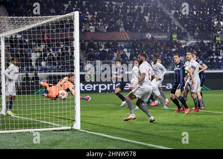 Bergamo, Italien, 17. Februar 2022. Berat Djimsiti, Verteidiger von Atalanta B.C., erzielt sein erster Treffer beim Europa League Fußballspiel zwischen Atalanta und Olympiakos am 17. Februar 2022 im Gewiss Stadium in Bergamo, Italien. Quelle: Stefano Nicoli/Speed Media/Alamy Live News Stockfoto