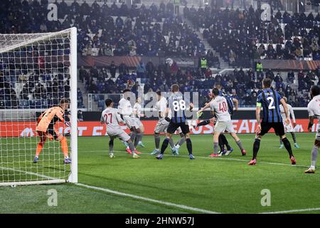 Bergamo, Italien, 17. Februar 2022. Berat Djimsiti, Verteidiger von Atalanta B.C., erzielt sein zweites Tor beim Europa League Fußballspiel zwischen Atalanta und Olympiakos am 17. Februar 2022 im Gewiss Stadium in Bergamo, Italien. Quelle: Stefano Nicoli/Speed Media/Alamy Live News Stockfoto
