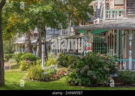 Alte Zimmermannshäuser, genannt Lebkuchenhäuser an der Lake Avenue, Oak Bluffs auf Martha's Vineyard, Massachusetts, USA Stockfoto