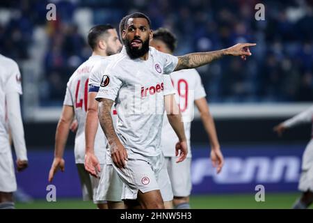 Bergamo, Italien, 17. Februar 2022. Yann M'Vila Mittelfeldspieler für Olympiacos Pireo F.C. während des Europa League Fußballspiels zwischen Atalanta und Olympiacos im Gewiss Stadium am 17. Februar 2022 in Bergamo, Italien. Quelle: Stefano Nicoli/Speed Media/Alamy Live News Stockfoto