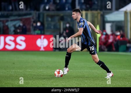 Bergamo, Italien, 17. Februar 2022. Berat Djimsiti, Verteidiger von Atalanta B.C., im Einsatz während des Europa League Fußballspiels zwischen Atalanta und Olympiacos im Gewiss-Stadion am 17. Februar 2022 in Bergamo, Italien. Quelle: Stefano Nicoli/Speed Media/Alamy Live News Stockfoto