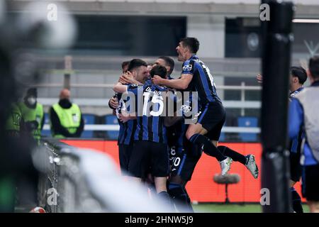Bergamo, Italien, 17. Februar 2022. Berat Djimsiti, der Verteidiger von Atalanta B.C., feiert das Spiel, das er am 17. Februar 2022 im Gewiss-Stadion in Bergamo, Italien, mit seinen Teamkollegen beim Fußballspiel der Europa League zwischen Atalanta und Olympiakos erzielt hat. Quelle: Stefano Nicoli/Speed Media/Alamy Live News Stockfoto