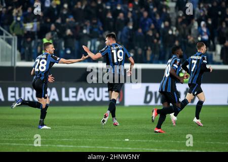 Bergamo, Italien, 17. Februar 2022. Berat Djimsiti, Verteidiger von Atalanta B.C., feiert den Treffer mit Merih Demiral, Verteidiger von Atalanta B.C. während des Europa League Fußballspiels zwischen Atalanta und Olympiacos im Gewiss Stadium am 17. Februar 2022 in Bergamo, Italien. Quelle: Stefano Nicoli/Speed Media/Alamy Live News Stockfoto