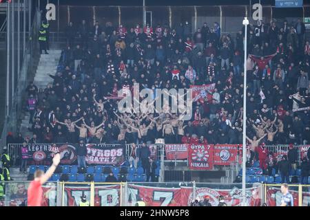 Bergamo, Italien, 17. Februar 2022. Die Fans von Olympionacos beim Fußballspiel der Europa League zwischen Atalanta und Olympiacos im Gebiss-Stadion am 17. Februar 2022 in Bergamo, Italien. Quelle: Stefano Nicoli/Speed Media/Alamy Live News Stockfoto
