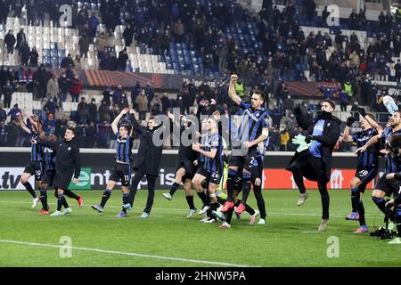Bergamo, Italien, 17. Februar 2022. Die Spieler von Atalanta feiernden am 17. Februar 2022 im Gewiss-Stadion in Bergamo, Italien, das Fußballspiel der Europa League zwischen Atalanta und Olympiakos. Quelle: Stefano Nicoli/Speed Media/Alamy Live News Stockfoto