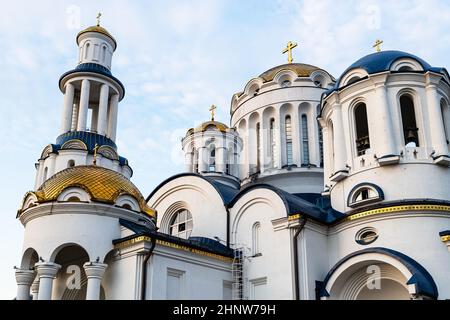 Türme der Kirche der Kathedrale der Heiligen in Moskau im Stadtteil Bibirevo der Stadt Moskau bei Sonnenuntergang Stockfoto