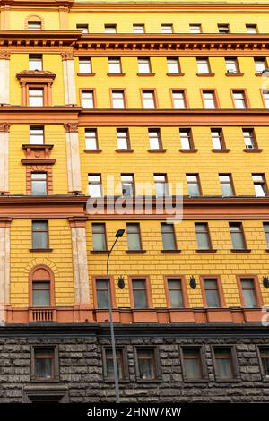 Gelbe Fassade des Gebäudes des Föderalen Sicherheitsdienstes der Russischen Föderation (FSB RF) auf der Straße Bolshaya Lubyanka in der Stadt Moskau am Abend Stockfoto