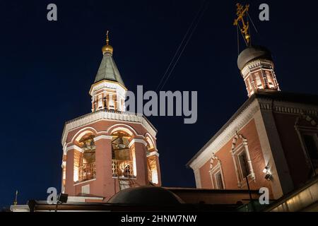 Die Türme der Kirche des Heiligen Großen Märtyrers Georg des Siegers in Alt-Lutschnikach in der Lubyanskij-Passage in der Moskauer Stadt bei Nacht Stockfoto