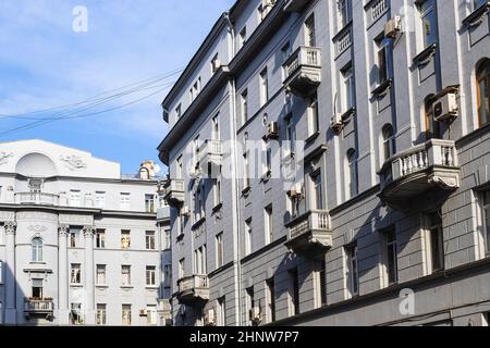 Graue Fassade der alten Wohnhäuser auf Solyanka 1/2 Straße in Moskau Stadt an sonnigen Tag. Ehemaliges profitables Haus der Moskauer Handelsgesellschaft, erbaut 19 Stockfoto