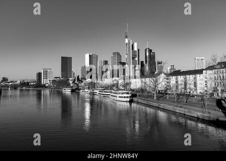 blick bei sonnenaufgang auf die Skyline von Frankfurt mit dem Main am frühen Morgen Stockfoto