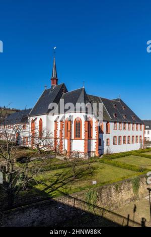 Skyline von Bernkastel-Kues mit Mosel und Cusanus Stift im Vordergrund Stockfoto