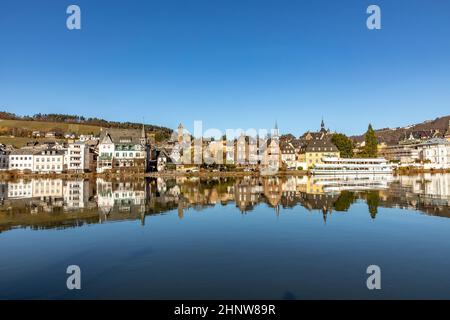 Panoramasicht auf Traben Trarbach mit Mosel im Vordergrund Stockfoto