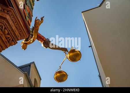 Detail der goldenen Skala, dem teuersten Haus der rekonstruierten neuen Frankfurter Altstadt unter blauem Himmel Stockfoto