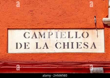 Beschilderung campiello de la chiesa - engl: Bereich der Kirche - in Venedig, Italien Stockfoto