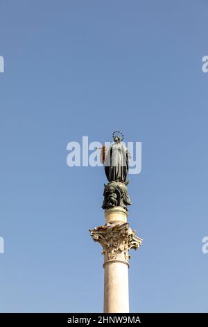 Die Säule der Unbefleckten Empfängnis ist ein Denkmal aus dem 19. Jahrhundert, das die Jungfrau Maria darstellt und sich an der Piazza Mignanelli und der Piazza d befindet Stockfoto