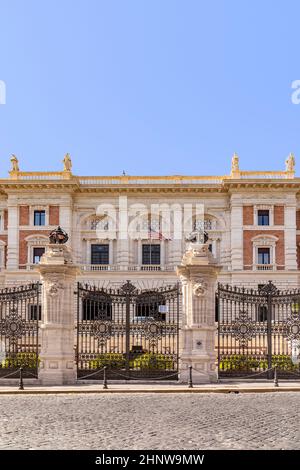 Rom, Italien - 31. Juli 2021: Blick auf die amerikanische Botschaft in Rom, Italien in einem alten historischen Palast im Viertel Lodovisi in Rom. Stockfoto