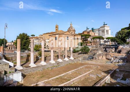 Blick auf das Forum romanum in Rom mit korinthischen Säulen in Rom, Italien Stockfoto