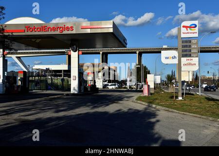 Martigues, Frankreich. 15th. Februar 2022. Gesamtansicht einer Total Energies Tankstelle in Martigues. In Frankreich steigt der Kraftstoffpreis weiter an. Kredit: SOPA Images Limited/Alamy Live Nachrichten Stockfoto