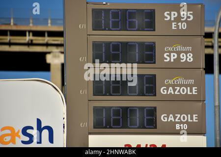 Martigues, Frankreich. 15th. Februar 2022. Die Gaspreise werden an einer Total Energies Station in Martigues angezeigt. In Frankreich steigt der Kraftstoffpreis weiter an. Kredit: SOPA Images Limited/Alamy Live Nachrichten Stockfoto