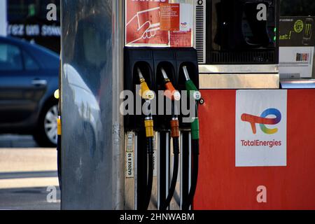 Martigues, Frankreich. 15th. Februar 2022. Allgemeine Ansicht der Gaspumpen an einer Total Energies Tankstelle in Martigues. In Frankreich steigt der Kraftstoffpreis weiter an. Kredit: SOPA Images Limited/Alamy Live Nachrichten Stockfoto