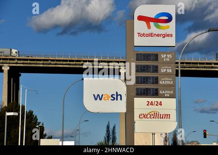 Martigues, Frankreich. 15th. Februar 2022. Die Gaspreise werden an einer Total Energies Station in Martigues angezeigt. In Frankreich steigt der Kraftstoffpreis weiter an. Kredit: SOPA Images Limited/Alamy Live Nachrichten Stockfoto