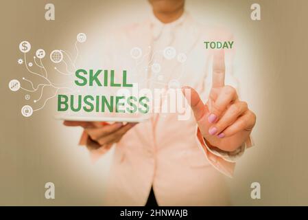 Konzeptionelle Bildunterschrift Skill Business, Wort geschrieben über die Fähigkeit, Business Venture zu handhaben Intellectual Expertise Lady in Uniform Standing and Holding Tabl Stockfoto
