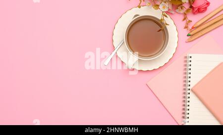 Stilvoller, femininer Arbeitsbereich im Vintage-Stil mit rosa Hintergrund, Rosenblüte, schöner Teetasse, Notizbüchern und Kopierfläche. Draufsicht Stockfoto